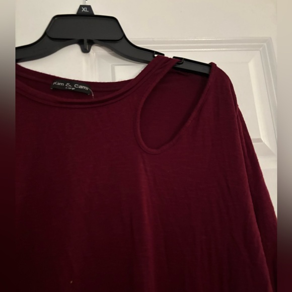 Women's Kim & Cami Burgundy Top - Picture 2 of 4